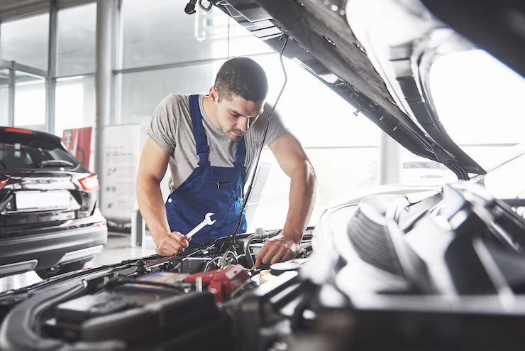 Técnico automotriz trabajando