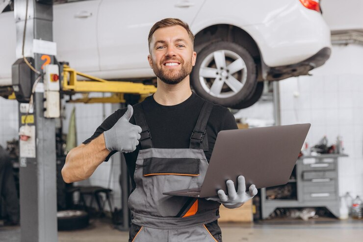 Técnico automotriz sonriente